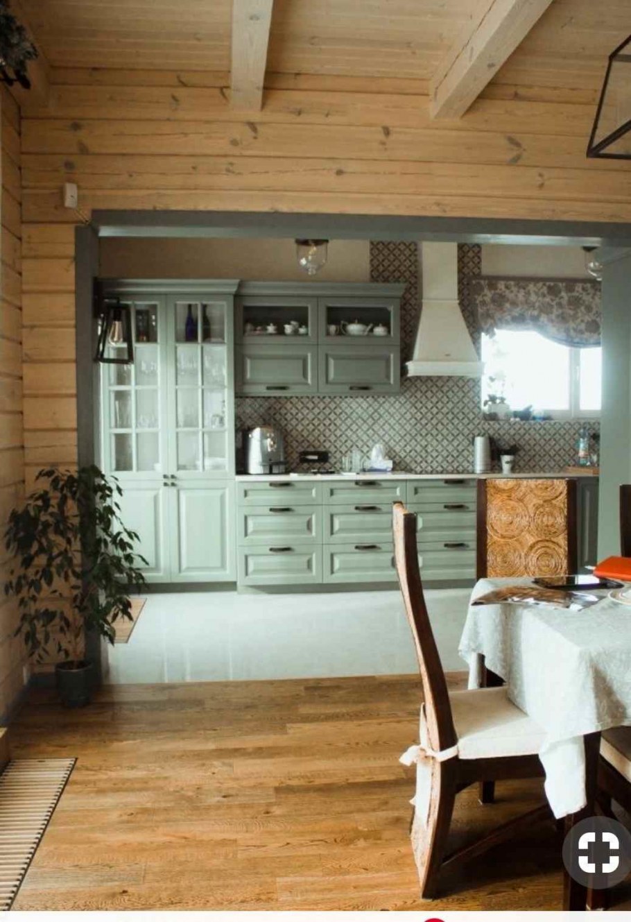 Кухня в доме из бруса