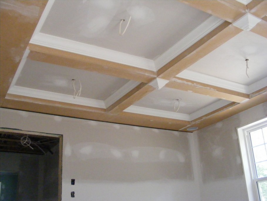 Отделка потолка на кухне
