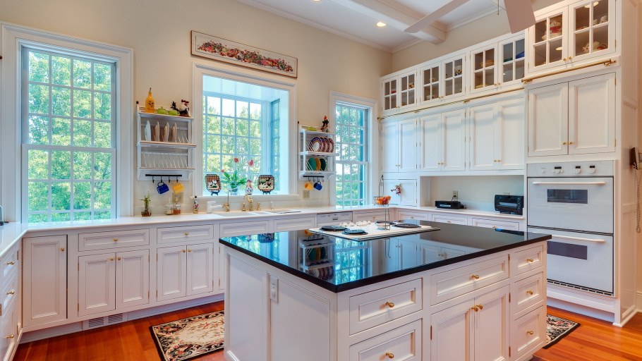 Кухня с окном