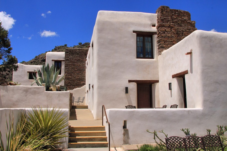 Дом в стиле Пуэбло в Америке