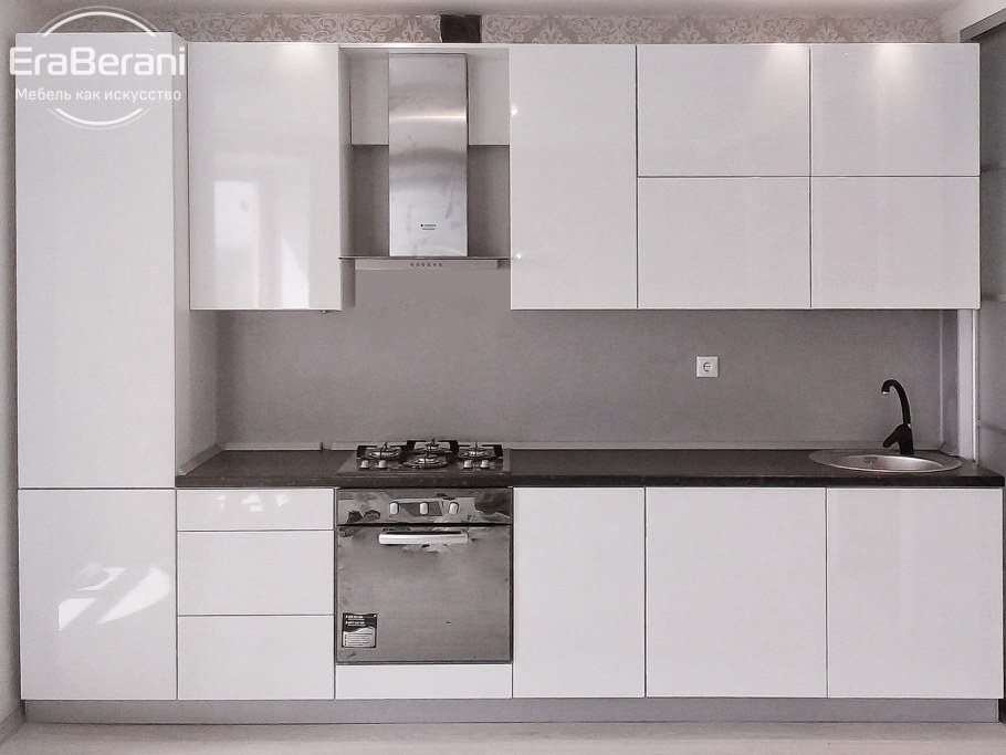 Белая кухня с черной столешницей