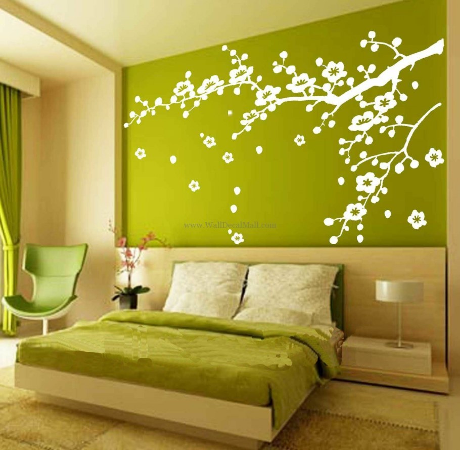 Светло зеленая спальня