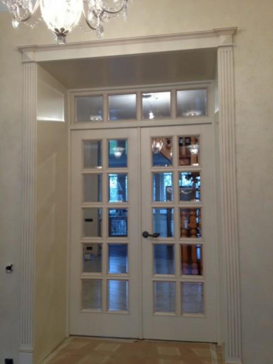 Двери распашные двустворчатые с фрамугой