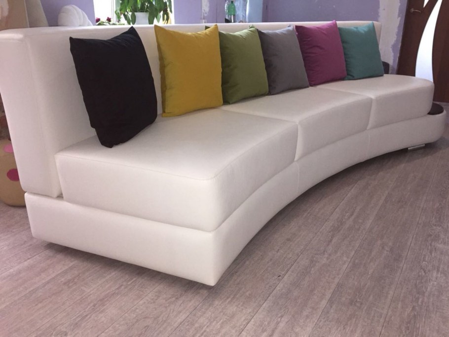 Угловой радиусный диван