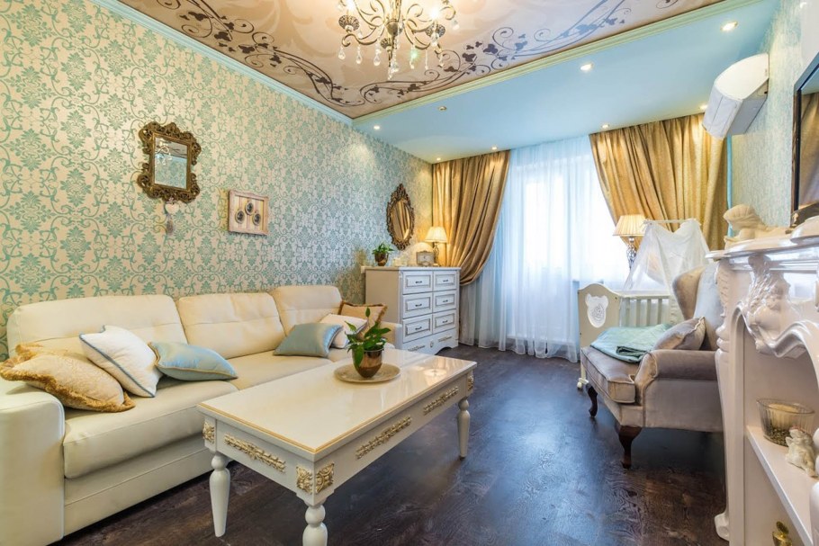 Гостиная в классическом стиле с вензелями