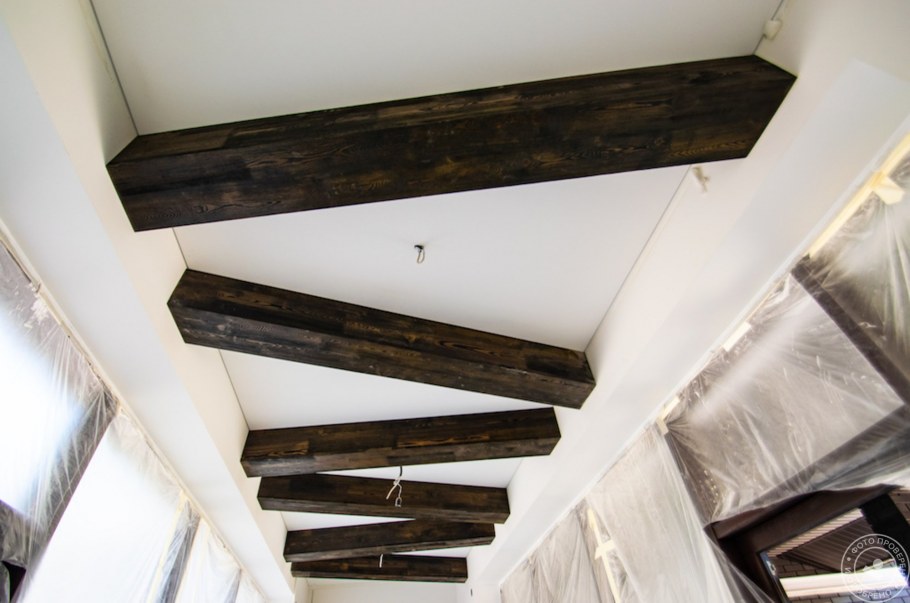 Балки декоративные 200 на 200 в интерьере