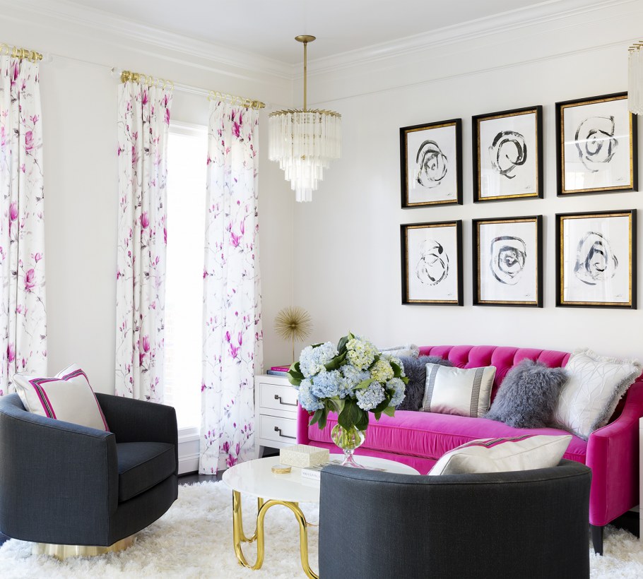 Шторы в гостиную к розовому дивану
