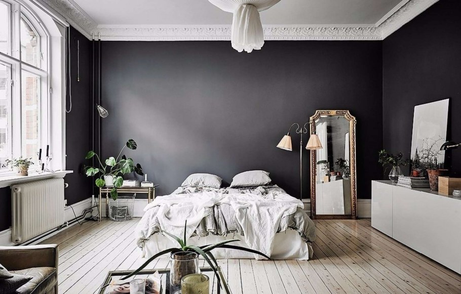 Комната с серыми стенами