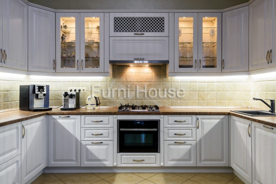 Кухня Неоклассика белая с деревянной столешницей