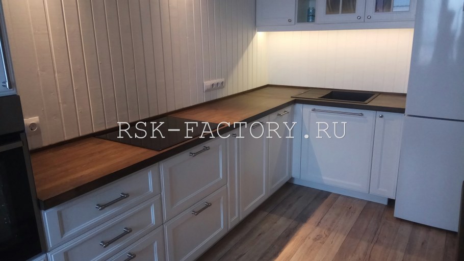 Белая кухня с фрезеровкой и столешницей под дерево