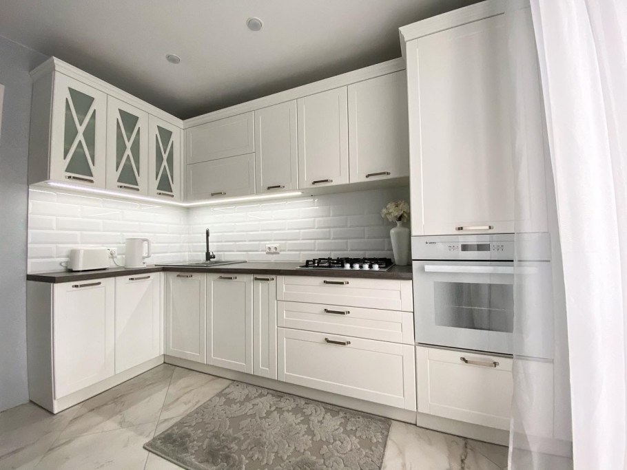 Белая кухня со столешницей под дерево