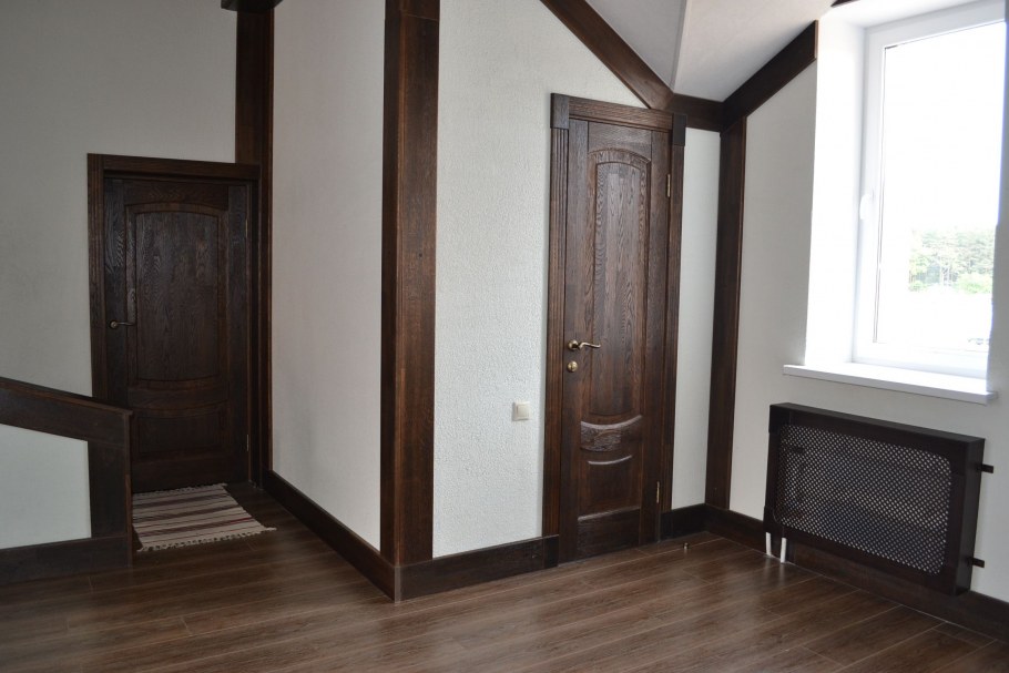 Мебель в интерьере двери орех