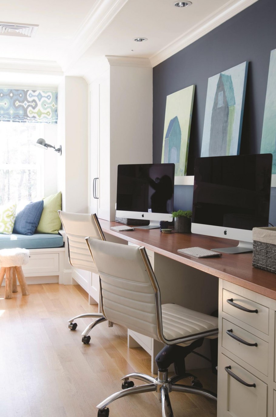 Письменный стол в гостиной в интерьере