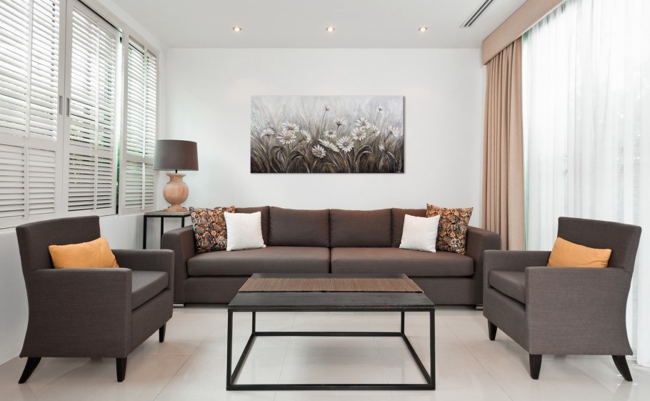 Коричневый диван в интерьере