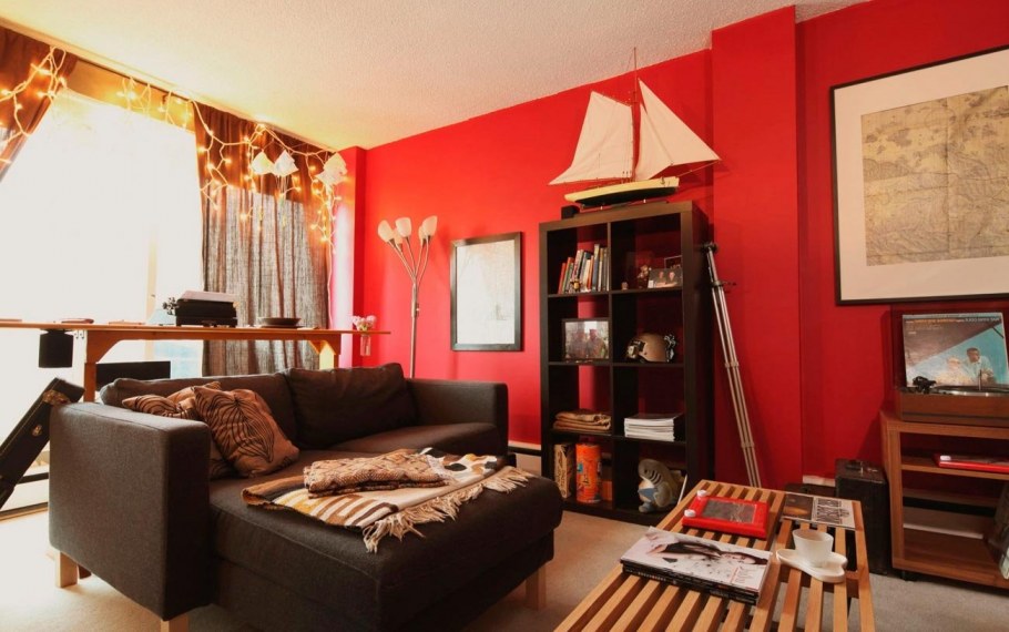 Комната с красными стенами