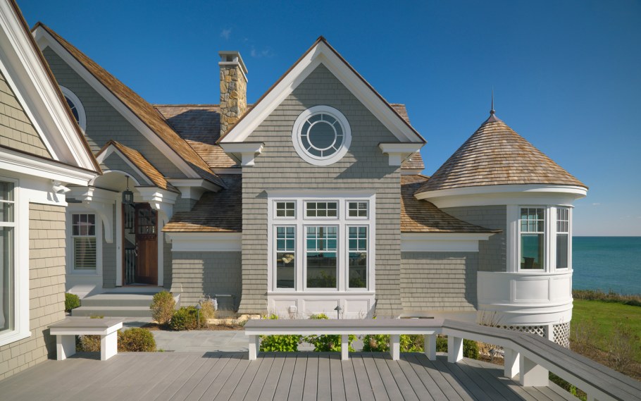 Дом с белыми окнами