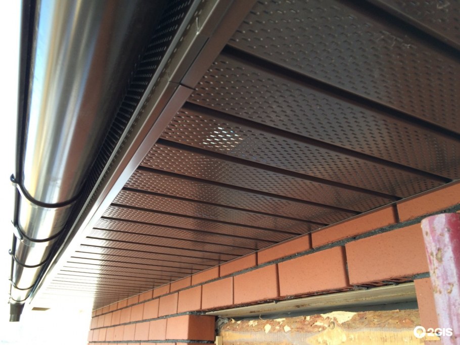 Подшивка кровли металлом