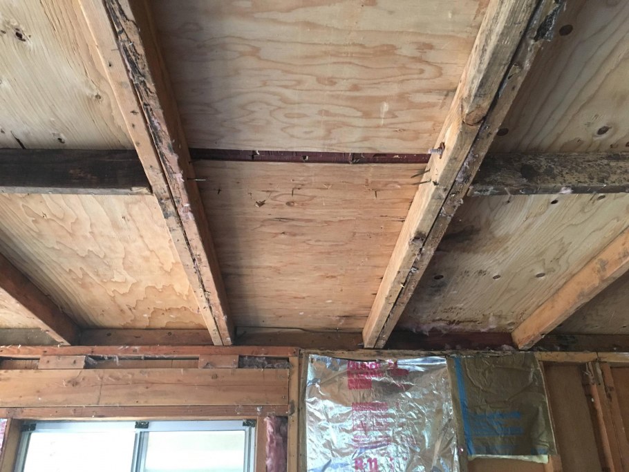 Потолок фанера балки