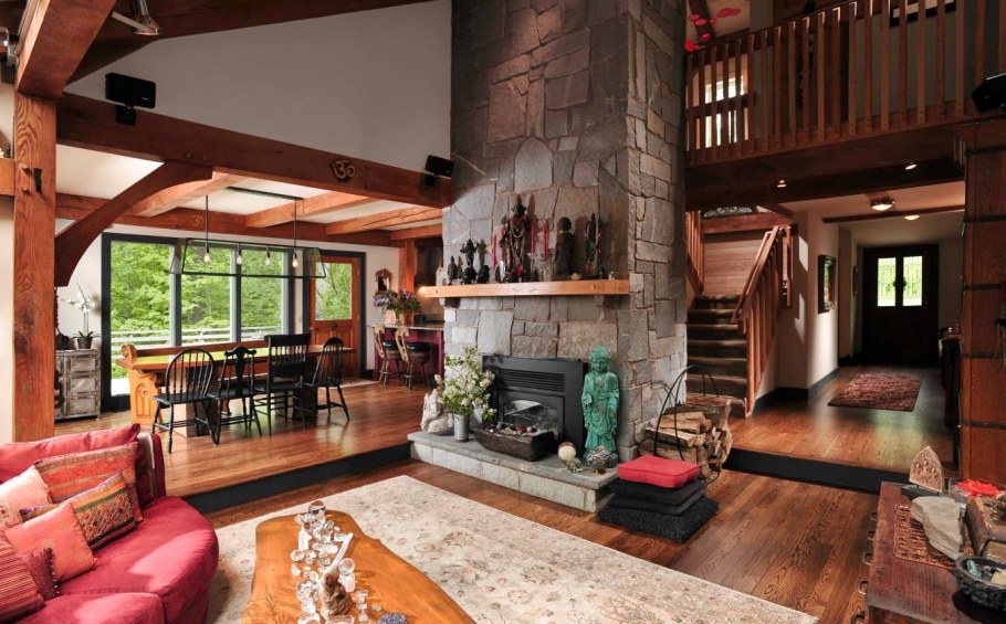 Белый частный дом