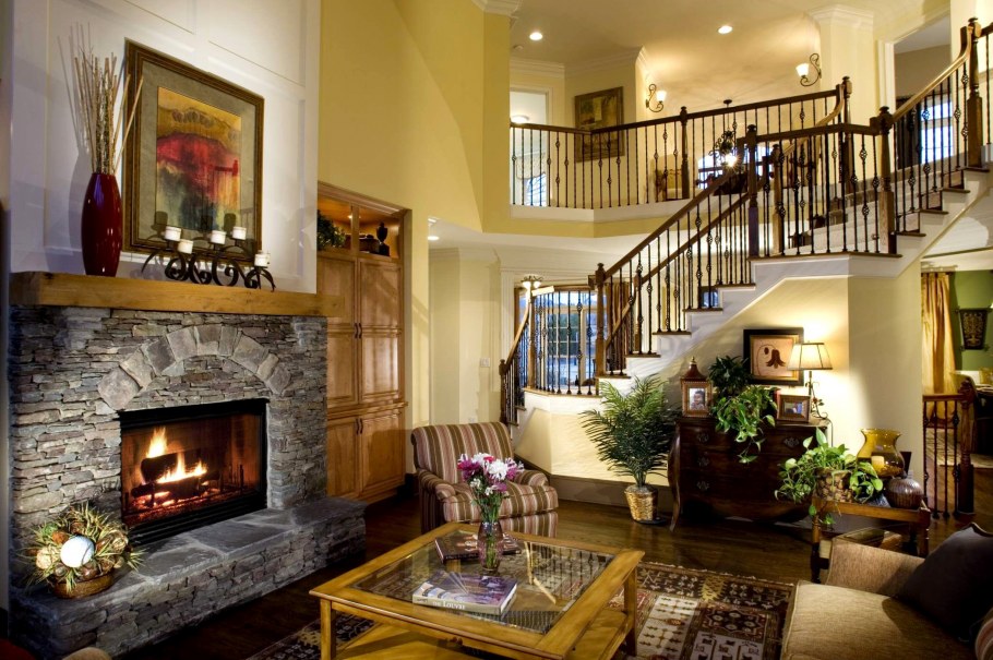 Гостиная с камином в доме