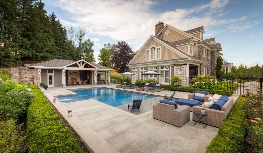 Дом мечты с бассейном и садом