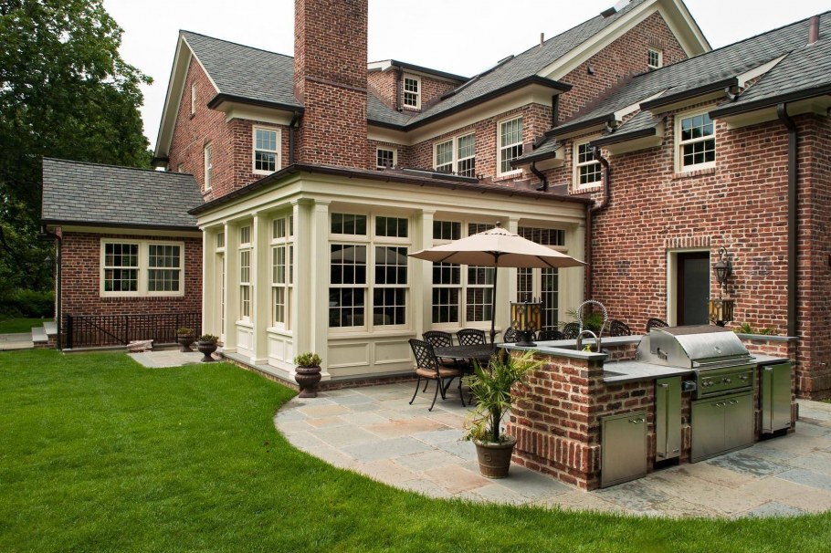 Кирпичный дом в американском стиле