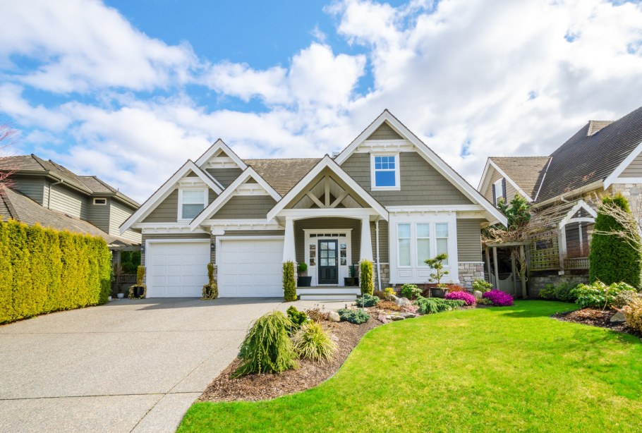 Красивый дом с газоном