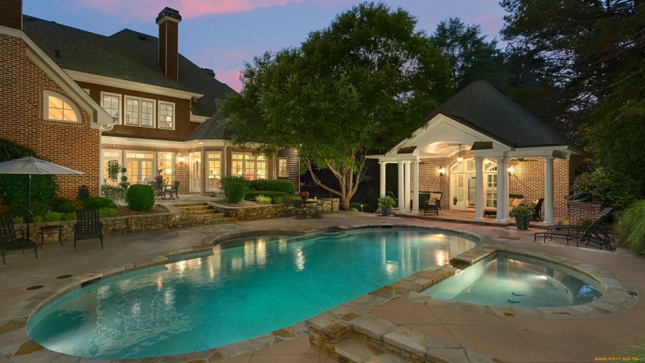 Красивый дом с бассейном