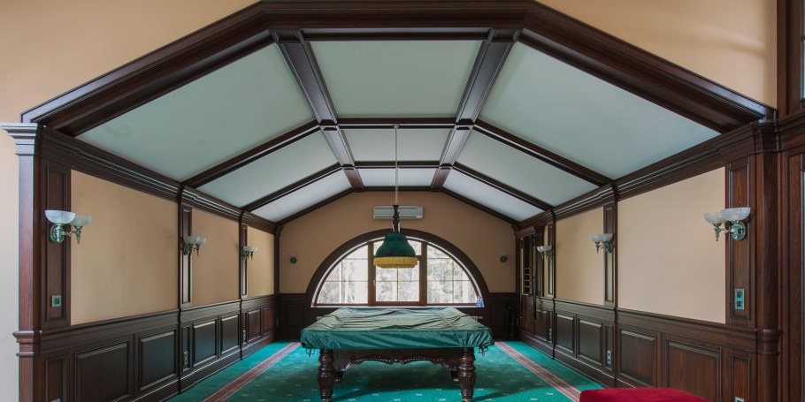 Кессонный потолок в бильярдной