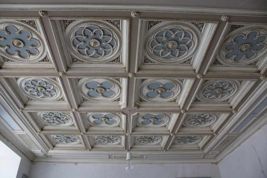Кессонные потолки с лепниной