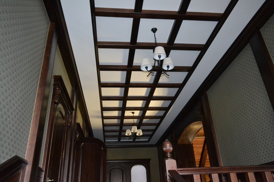 Деревянный кессонный потолок