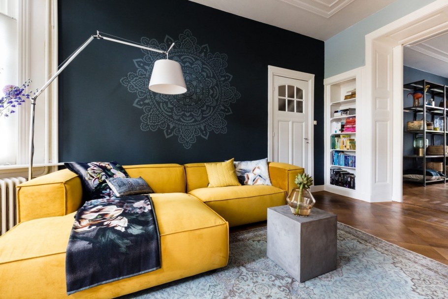 Софа на стене квартирный вопрос