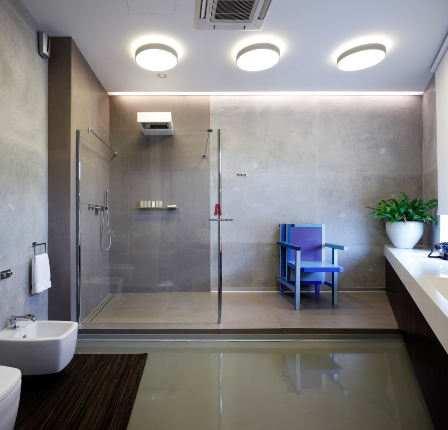 Современный туалет в офисе