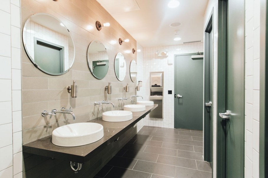 Общественный туалет интерьер