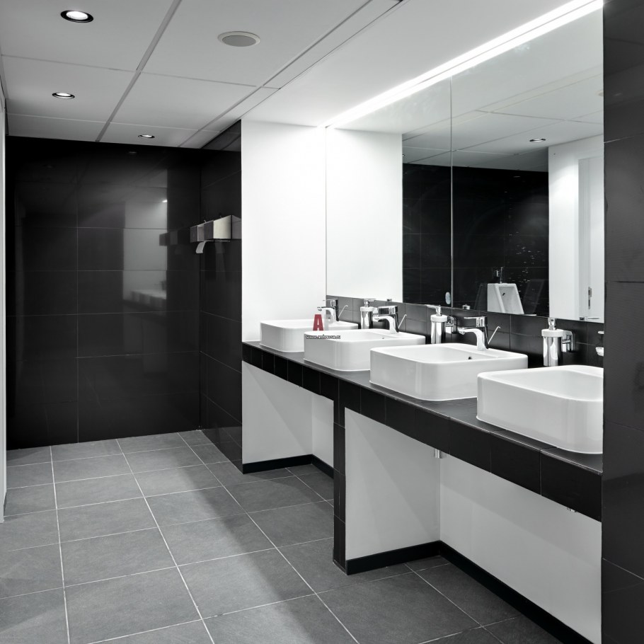 Интерьер туалета в ресторане