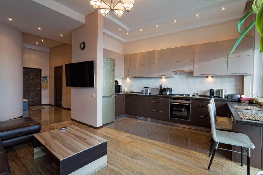 Гостиная совмещенная с кухней в сталинке