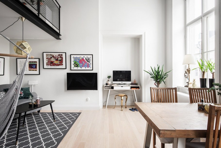 Стена за диваном в гостиной