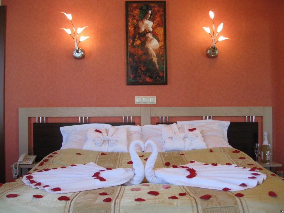 Лампочки над кроватью в спальне