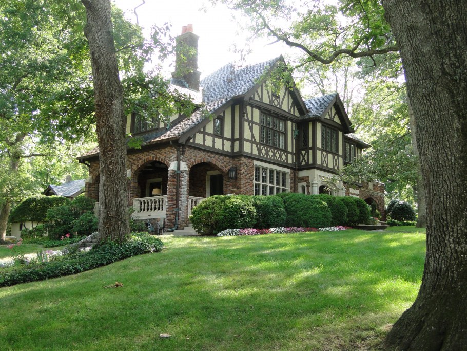 Стиль Тюдор (Tudor Revival Cottage)