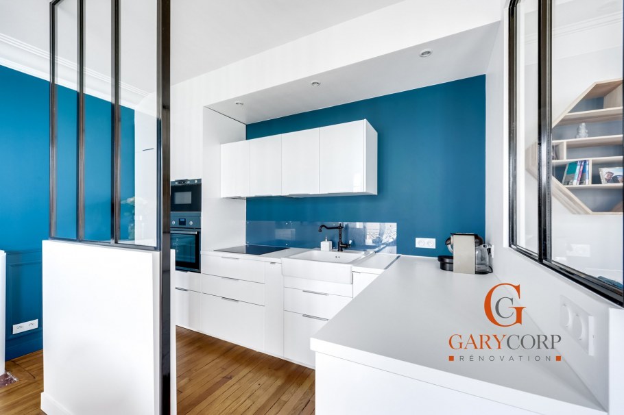 Цветовые акценты на белой кухне