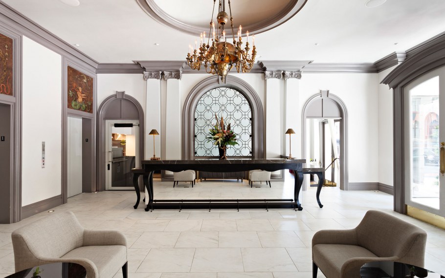 Дизайн холла в гостиницах классика