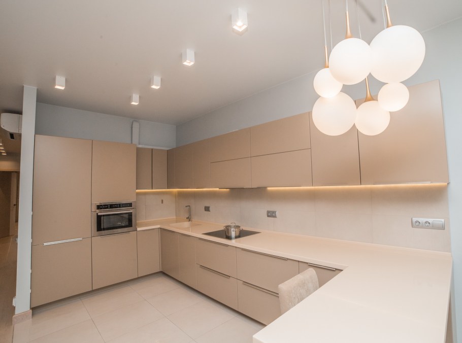 Современная бежевая кухня