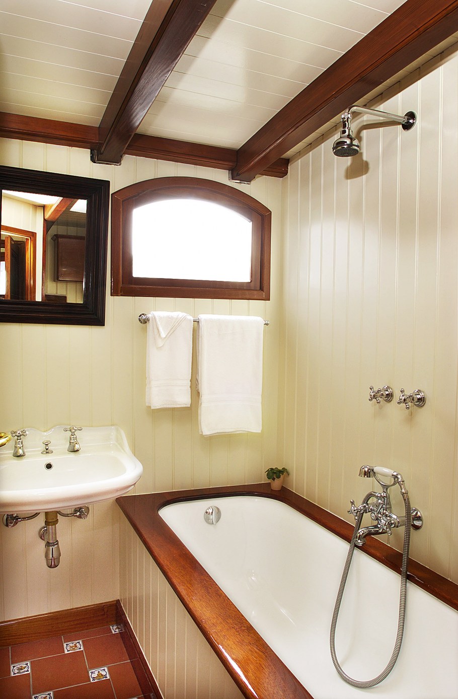 Небольшая ванная комната в доме