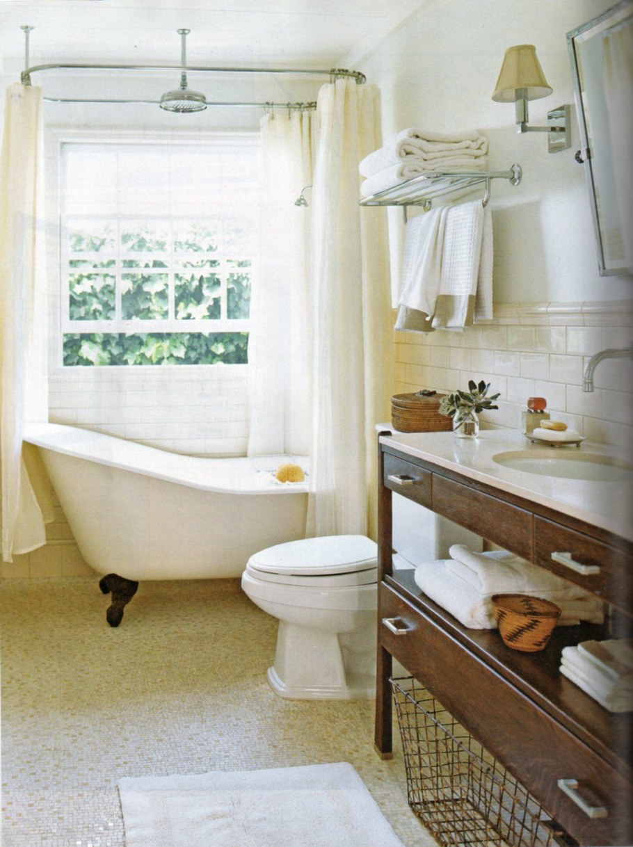 Маленькая ванная комната с окном