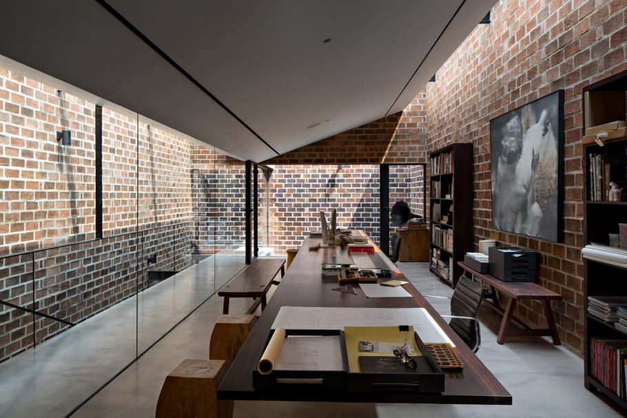 Кирпичная стена в офисе