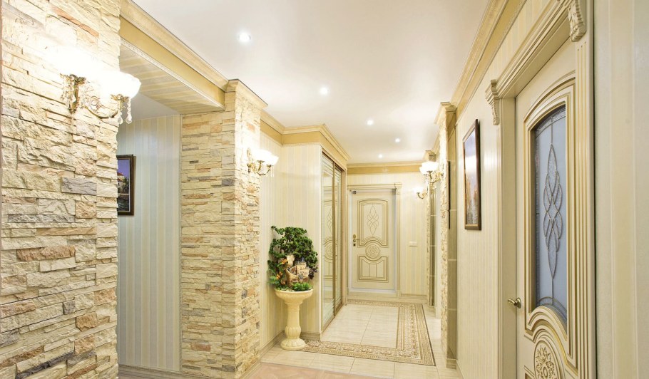 Декоративная плитка в прихожей