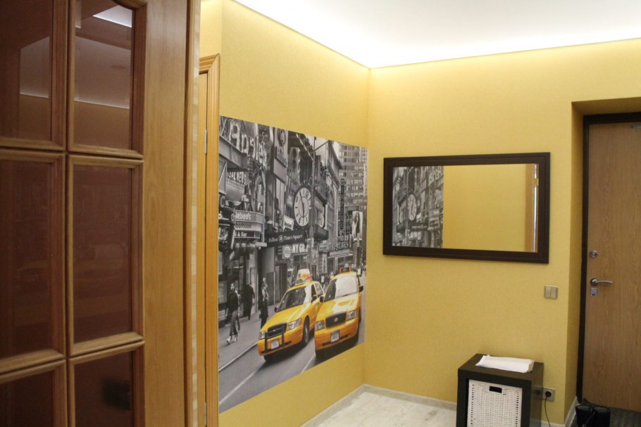 Желтые стены в прихожей