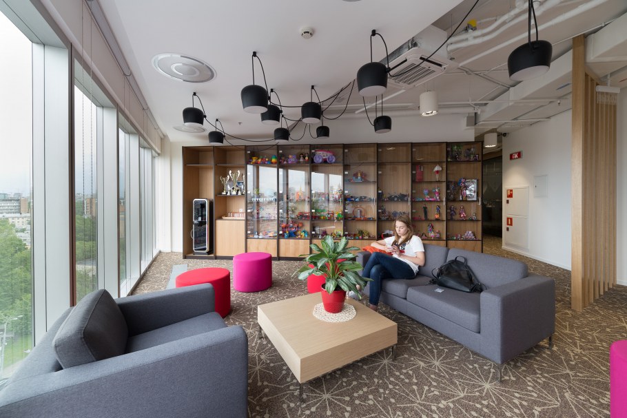 Лаунж зона с креслами в офисе