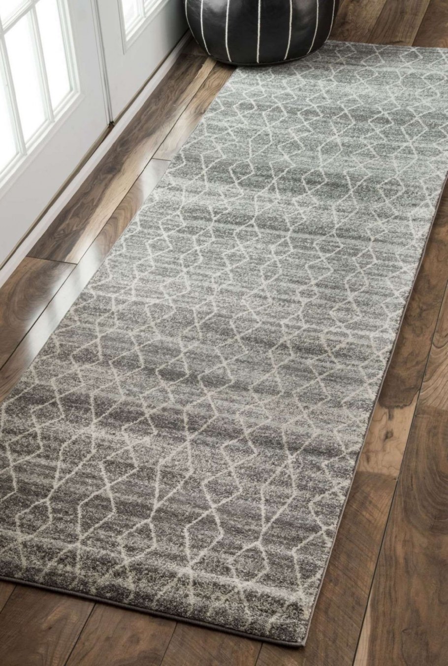 Желтый ковер в интерьере