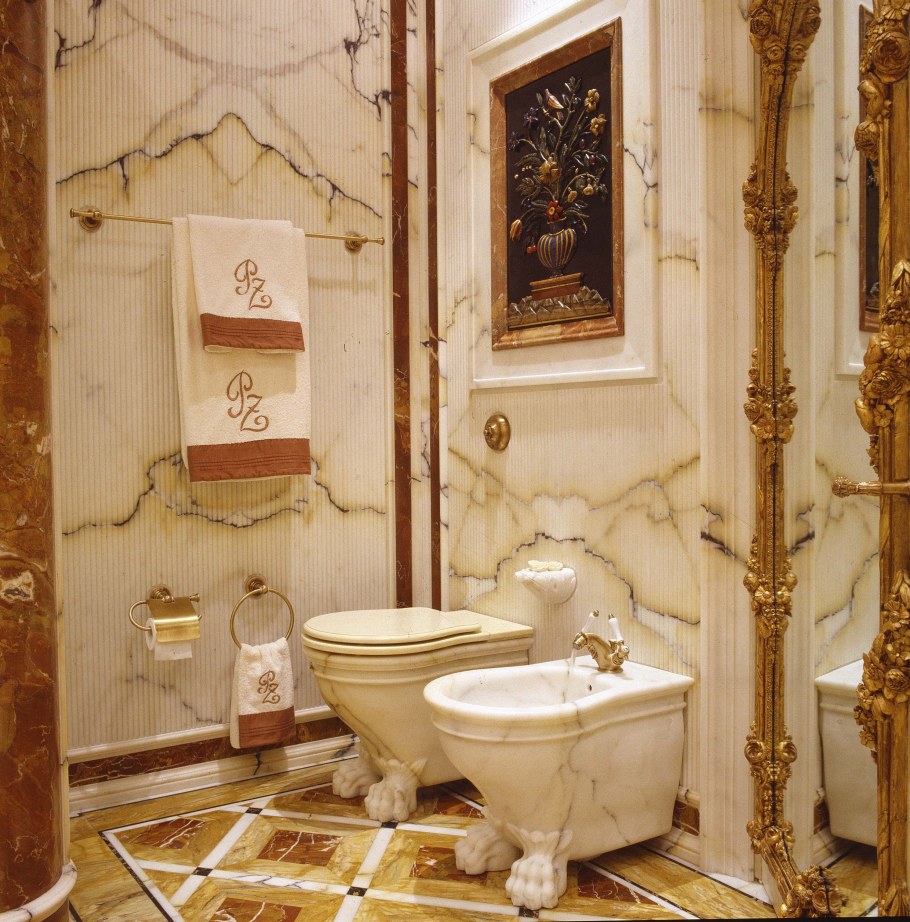 Мраморная туалетная комната